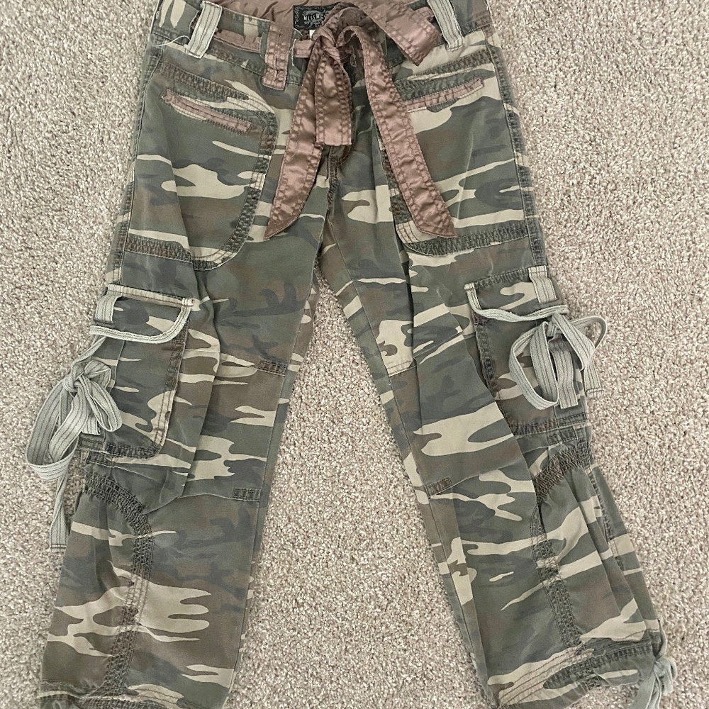 Boutique Camo capris size small
